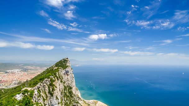 Vista del mar y la punta de la montaña sobre gibraltar, costa africana en la parte posterior
 - Foto, imagen