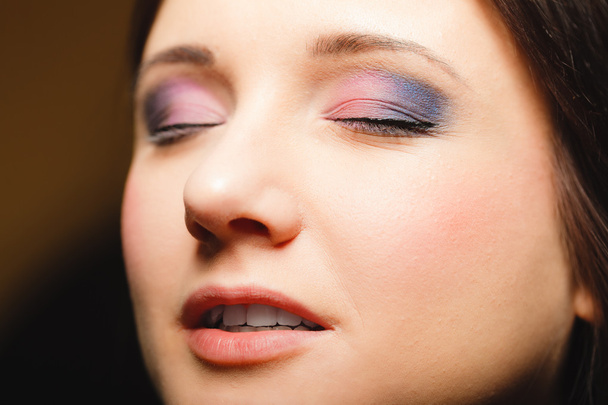 Vrouw met oogschaduw make-up - Foto, afbeelding