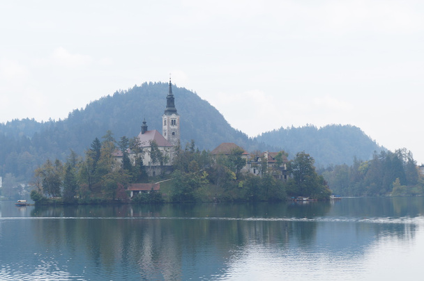 Kerk op het eiland van Bled-meer, Slovenië - Foto, afbeelding