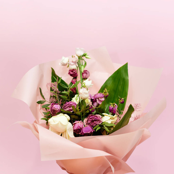 bouquet of dying flowers on pink background - Φωτογραφία, εικόνα