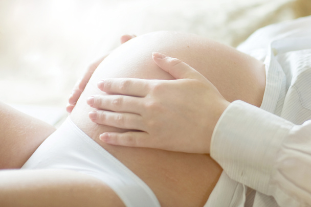 onu tutan hamile kadın - Fotoğraf, Görsel