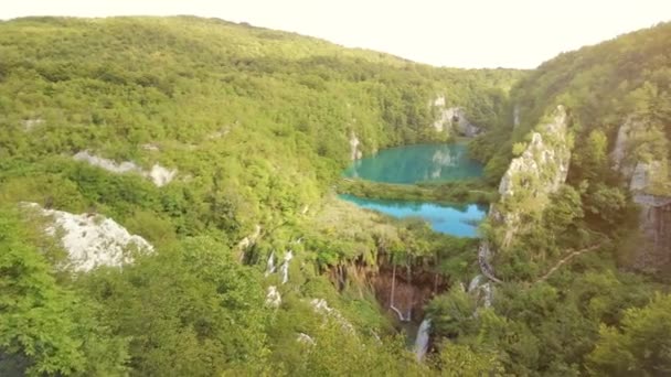 Plitvice Gölleri Ulusal Parkı 'nın şelalelerindeki panorama - Video, Çekim