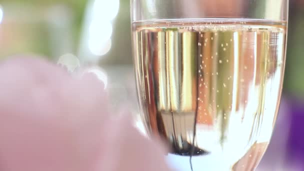 Bruiloft decoratie en glas met champagne - Video