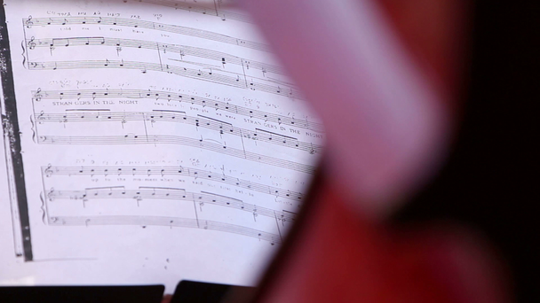 Musiker spielt auf Cello, Noten vorher - Filmmaterial, Video