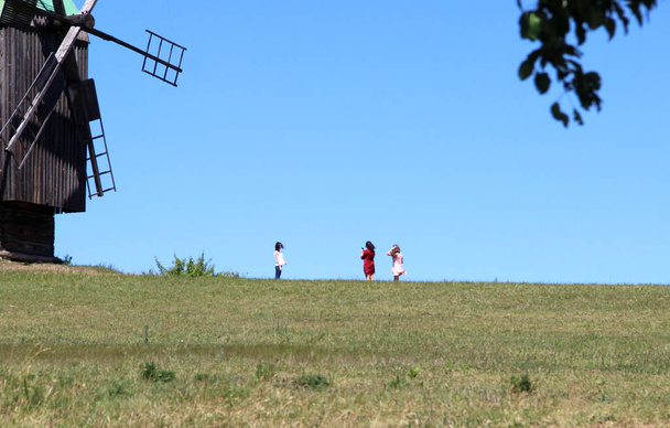 Сельская местность Украины с ветряными мельницами летом - Фото, изображение