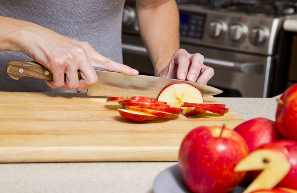 nainen leikkaa omenoita
 - Valokuva, kuva