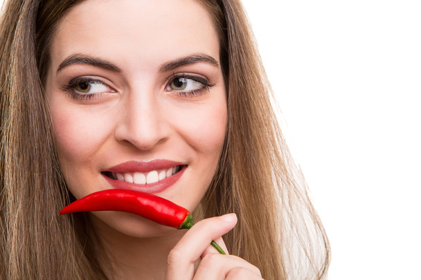 Mujer comiendo pimienta
 - Foto, imagen