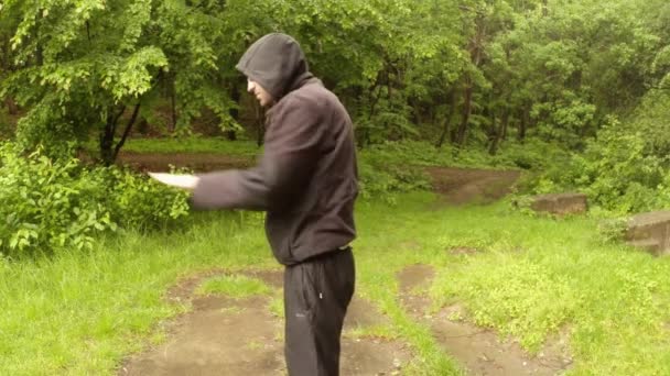 Az oktató bemutatja a parkban az ősi mágikus indiai movementthe első sorozat: az általános terv, a közepes lövés közelről - Felvétel, videó