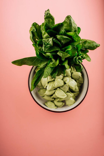 green dumplings on a pink background. High quality photo - Foto, Imagen