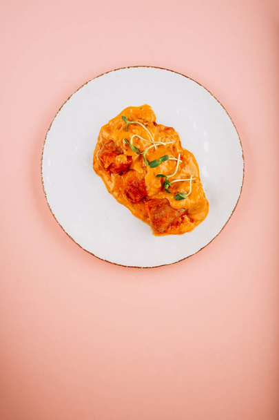 meatballs on a white plate on a pink background. High quality photo - Foto, immagini