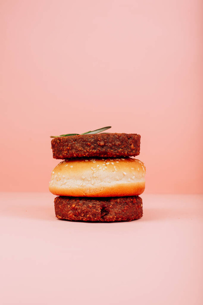 burger on pink background. High quality photo - Foto, afbeelding