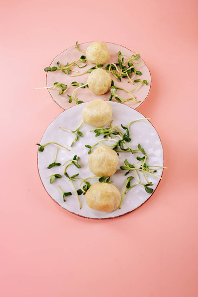 meatballs on a white plate on a pink background. High quality photo - Foto, Imagem