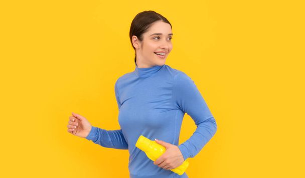 šťastná mladá sportovkyně držet sportovní láhev s vodou, hydratace - Fotografie, Obrázek