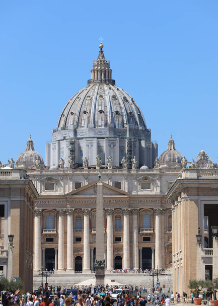 Vatikanstadt, VA, Vatikan - 16. August 2020: Kuppel des Petersdoms Blick von der VIA DELLA CONCILIAZIONE in Rom Italien und Menschen - Foto, Bild