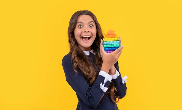 stupito teen girl giocare con pop it silicone sensoriale fidget gioco, infanzia - Foto, immagini