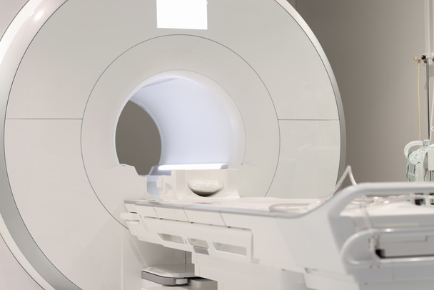 MRI magnetic resonance imaging device in hospital - Foto, afbeelding