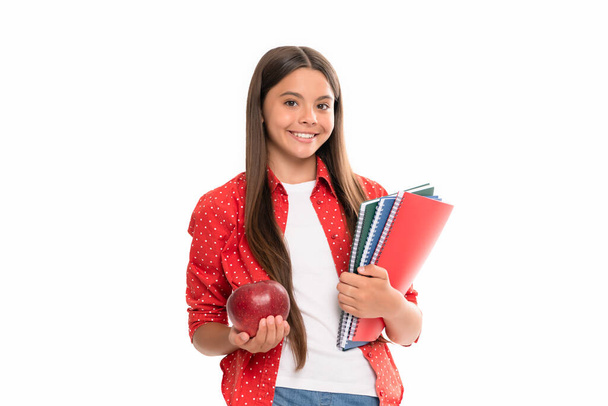 усміхнена дівчина-підліток з блокнотом. повернутися до школи. дитина з яблуком готова до навчання
. - Фото, зображення