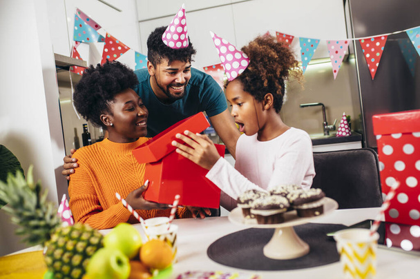 Счастливая семья вместе празднует день рождения дома на кухне
 - Фото, изображение