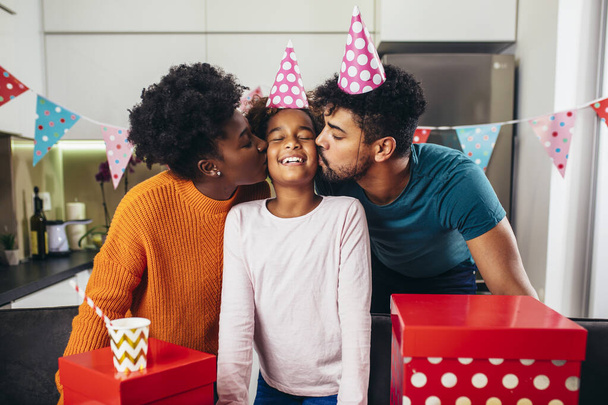 boldog család ünnepli a születésnapját együtt otthon a konyhában - Fotó, kép