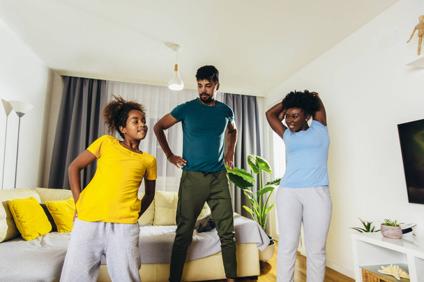Gesundes morgendliches Stretching - Familie turnt zu Hause - Foto, Bild