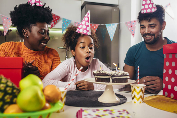 Joyeux famille célébrant un anniversaire ensemble à la maison dans la cuisine
 - Photo, image