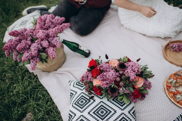 Romantico picnic all'aperto con vino Riesling e lilla - Foto, immagini