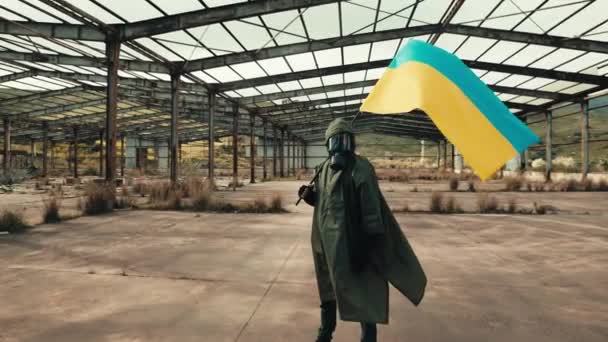 Soldaat man met gasmasker golven Oekraïense vlag in een oorlog magazijn - Video