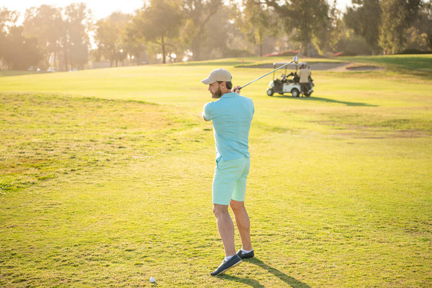 Golfspieler auf professionellem, sonnigen Platz mit grünem Gras, Hobby - Foto, Bild