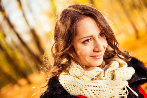 Smiling brunet portrait at fall forest - Foto, Imagem