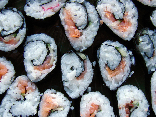 Japanse traditionele keuken - sushi rolt - Foto, afbeelding