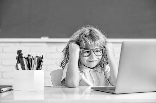concept van online onderwijs. Een nerd met een bril en een laptop. 1. september e-learning - Foto, afbeelding