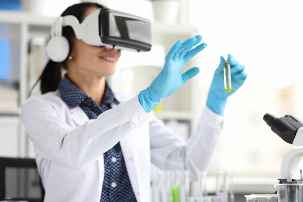 Lekarz w wirtualnych okularach trzyma probówki w klinice - Zdjęcie, obraz