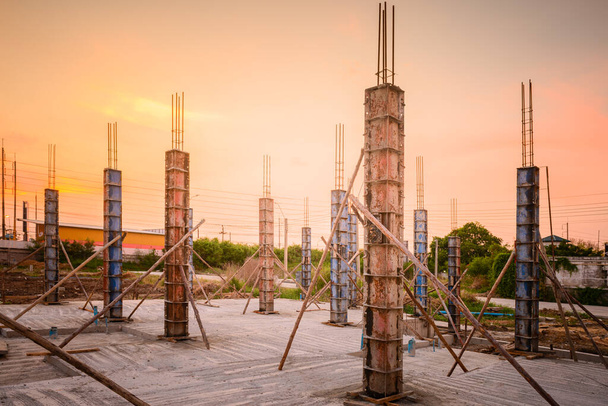 силует колонки будинку на будівельному майданчику на житловому проекті на заході сонця
 - Фото, зображення