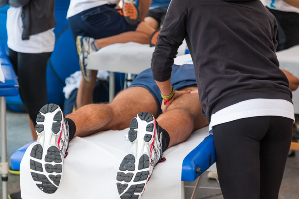 atleten ontspanning massage voor sportevenement - Foto, afbeelding