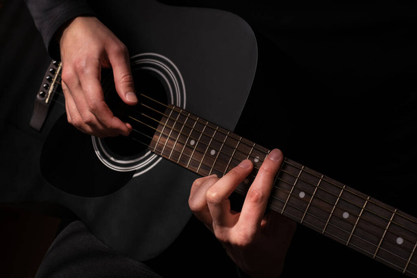 Profi-Musiker spielt Gitarre aus nächster Nähe - Foto, Bild