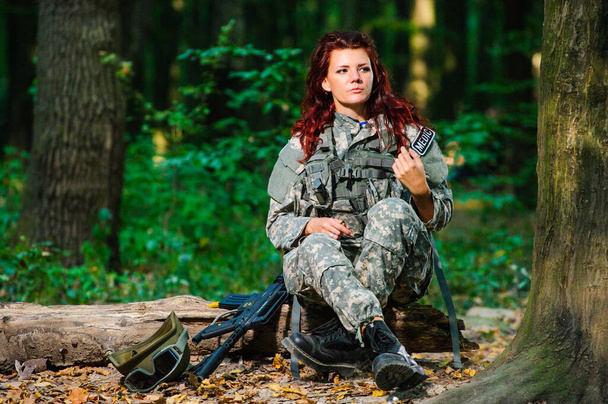 Ukranian female soldier in the forest - Zdjęcie, obraz