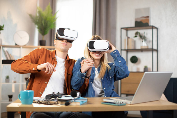 Familia emocionada usando gafas VR para jugar juegos en casa - Foto, Imagen
