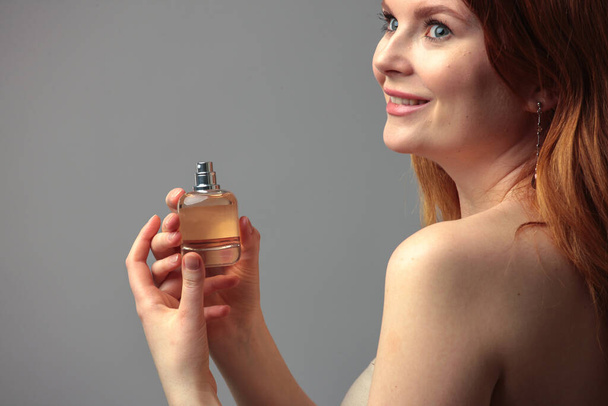 Butelka perfum w rękach kobiety - Zdjęcie, obraz