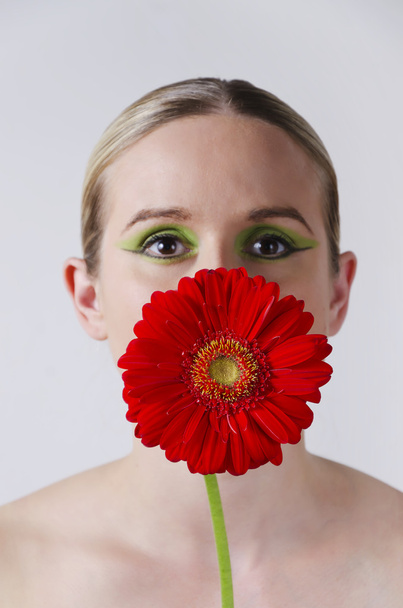Modeporträt einer blonden Frau mit einer Blume - Foto, Bild