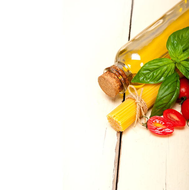 İtalyan spagetti makarna domates ve fesleğen - Fotoğraf, Görsel