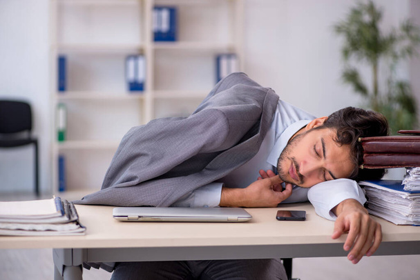 眠っている概念の若い男性従業員 - 写真・画像