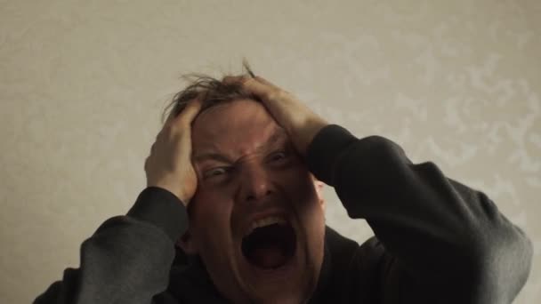 Hombre molesto y angustiado gritando en la ansiedad - Metraje, vídeo