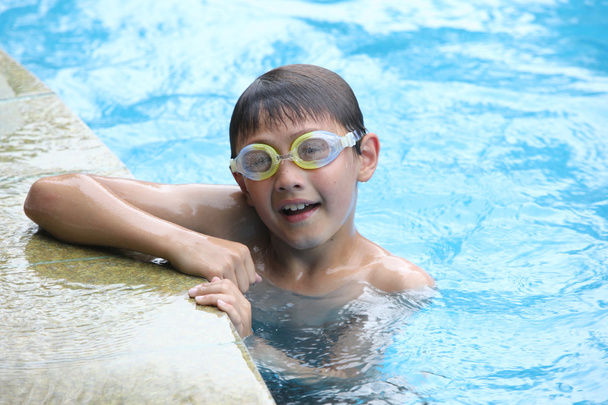 Маленький хлопчик у басейні
 - Фото, зображення