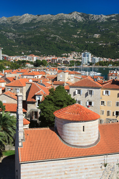 tetti di piastrelle rosse del centro storico di Budva. Montenegro
 - Foto, immagini