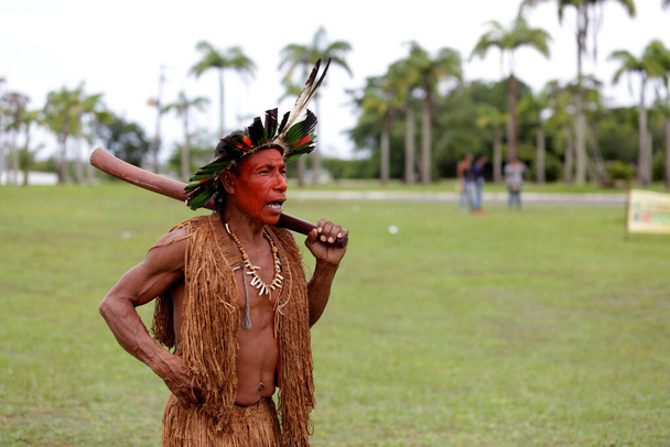 salvador, bahia, brasil - 29 de mayo de 2017: Indios de varias tribus indígenas de Bahía acampan en la Asamblea Legislativa, en el Centro Administrativo, en Salvador. - Foto, Imagen