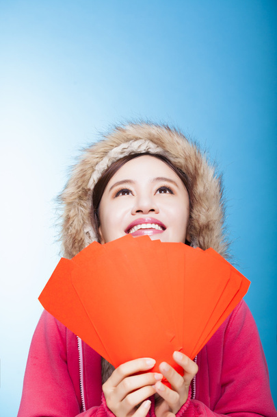 Happy Asijská dívka s zimní nošení a držení červená taška pro šrůtka - Fotografie, Obrázek