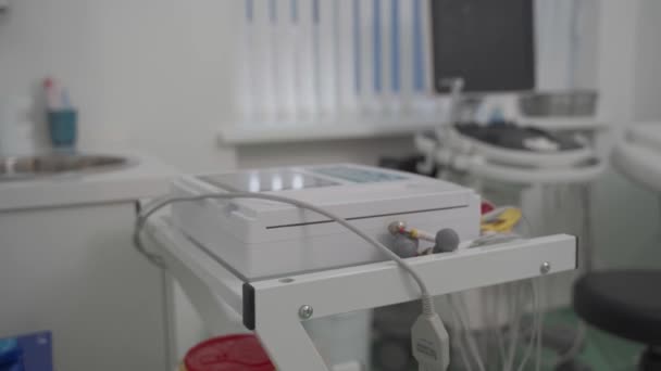 Electrocardiografía y equipo de ultrasonido en la sala de examen de la clínica de cardiología - Metraje, vídeo