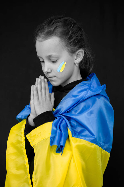 little girl with the flag of Ukraine - Foto, immagini
