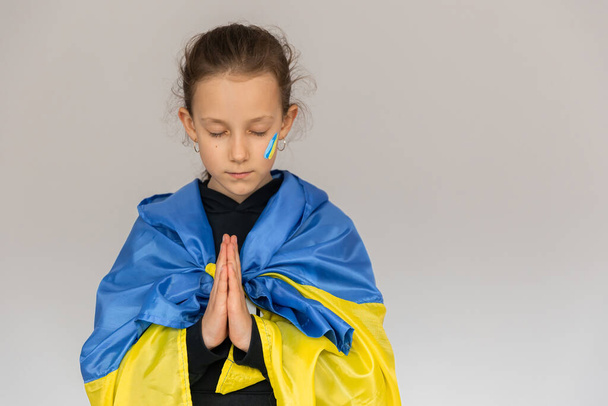 holčička s vlajkou Ukrajiny - Fotografie, Obrázek