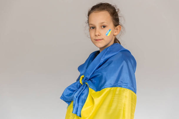 little girl with the flag of Ukraine - Foto, immagini